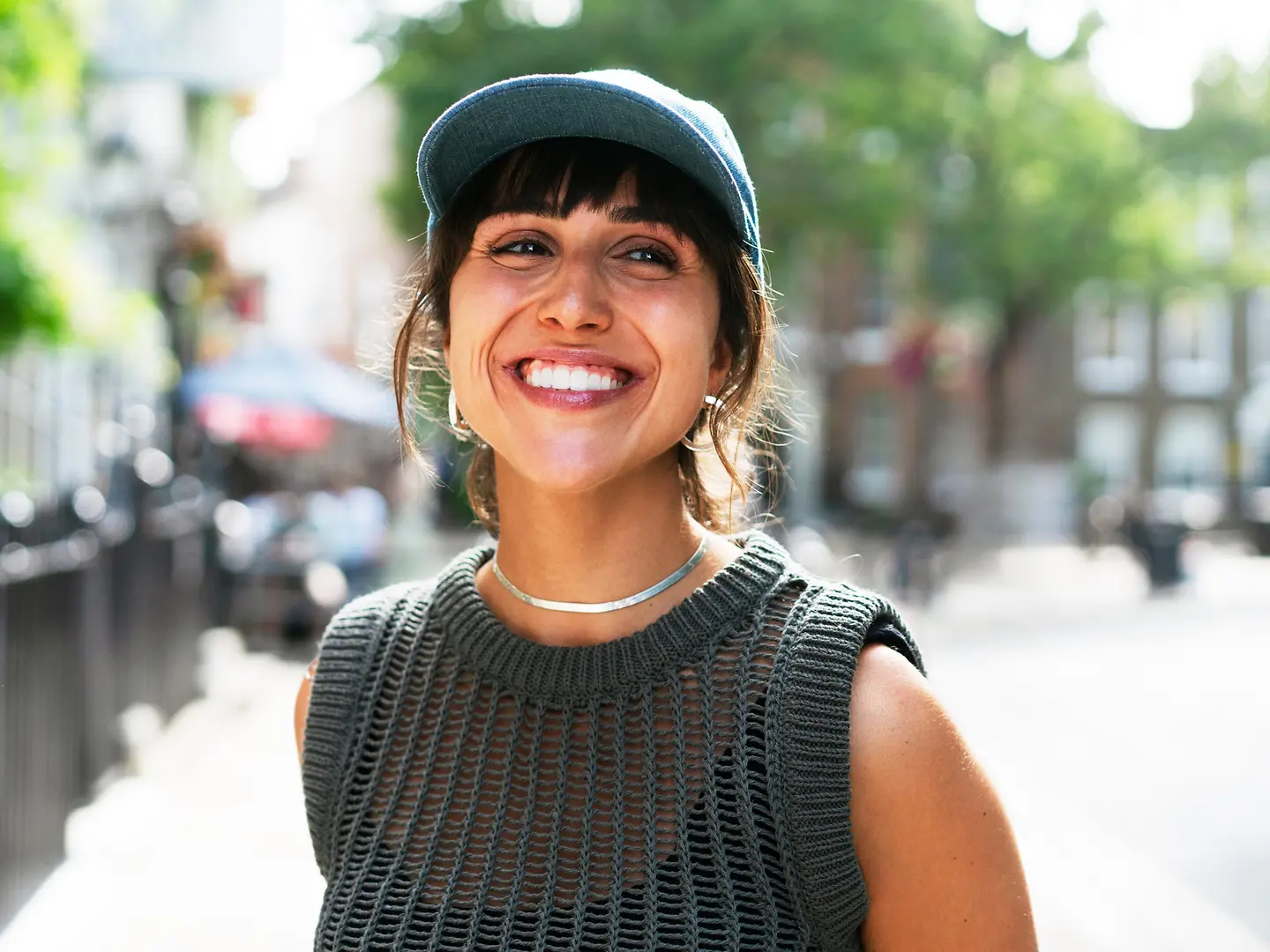 Frau mit Cap lächelt