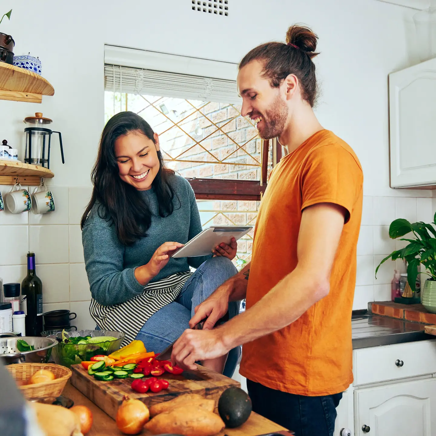 Ein junges Paar mit Nahrungsunverträglichkeiten bereitet Essen zu 