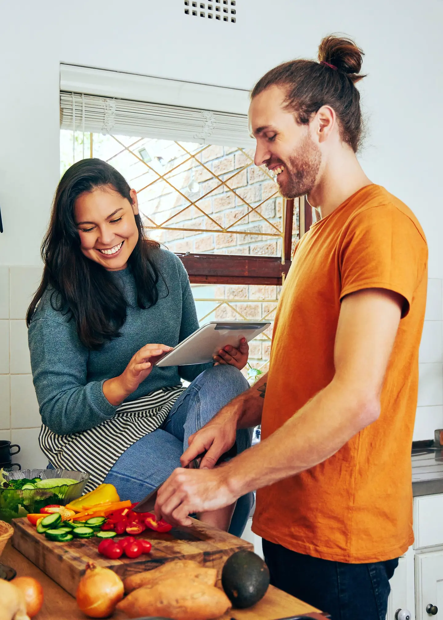 Ein junges Paar mit Nahrungsunverträglichkeiten bereitet Essen zu 