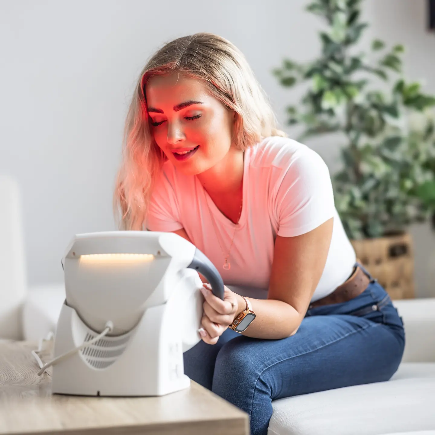 Eine junge Frau nutzt eine Infrarot-Lampe