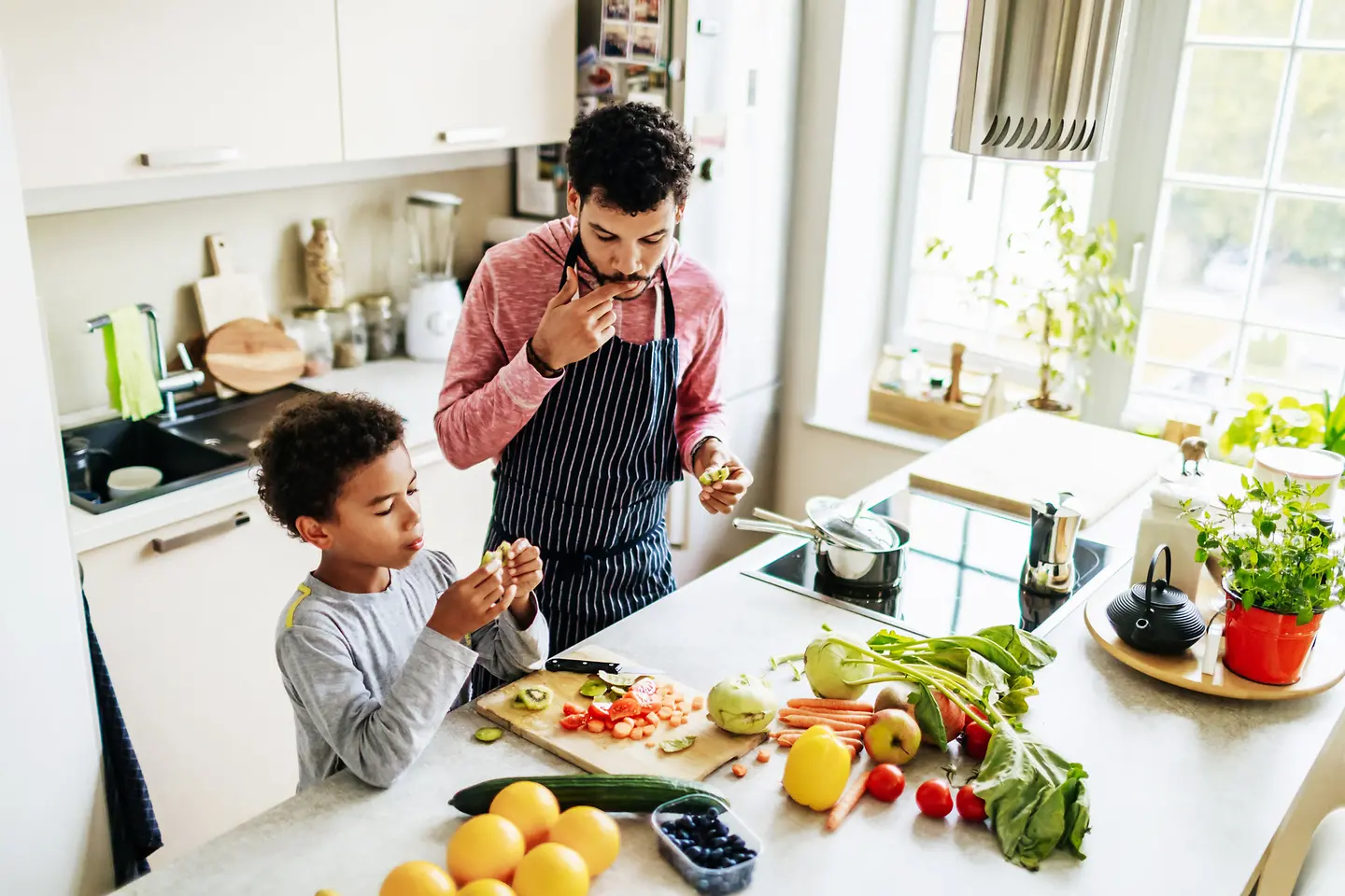 Vater und Sohn kochen zusammen