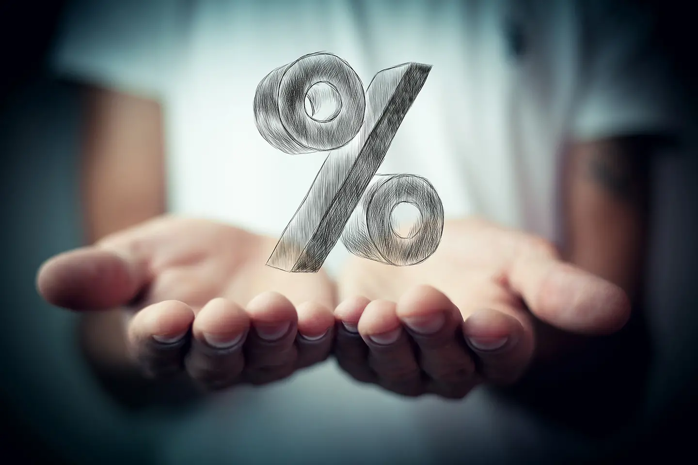 Auf diesem Bild zu sehen sind zwei geöffnet Hände, darüber schwebt ein Prozentzeichen.