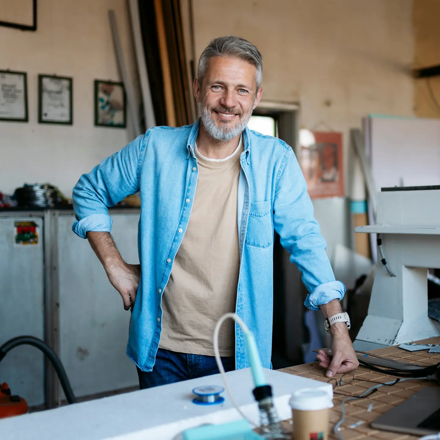 Ein älterer Mann arbeitet als Rentner in einer Werkstatt