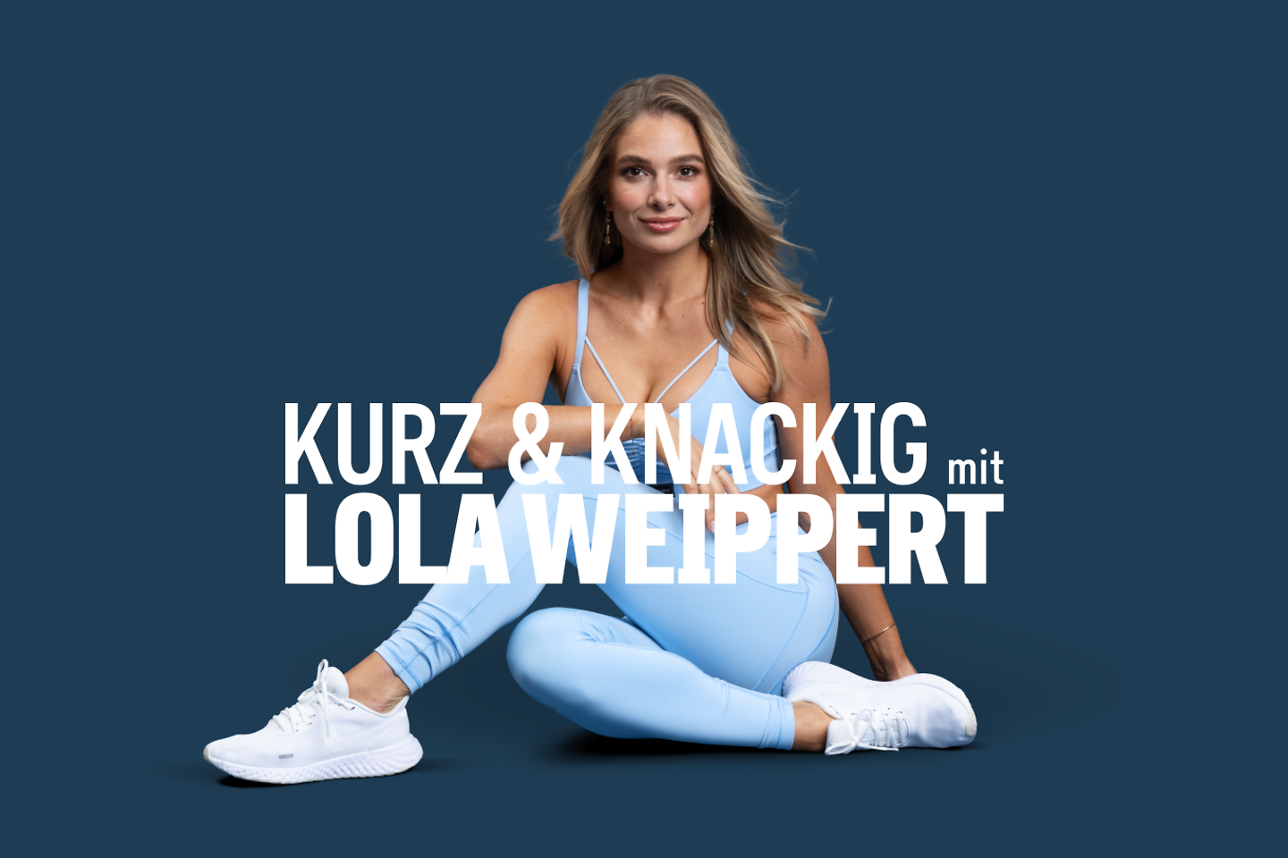 Frau im hellblauem Sport-Outfit sitzt vor dunkelblauem Hintergrund. Darüber Schrift: Kurz & knackig Lola Weippert