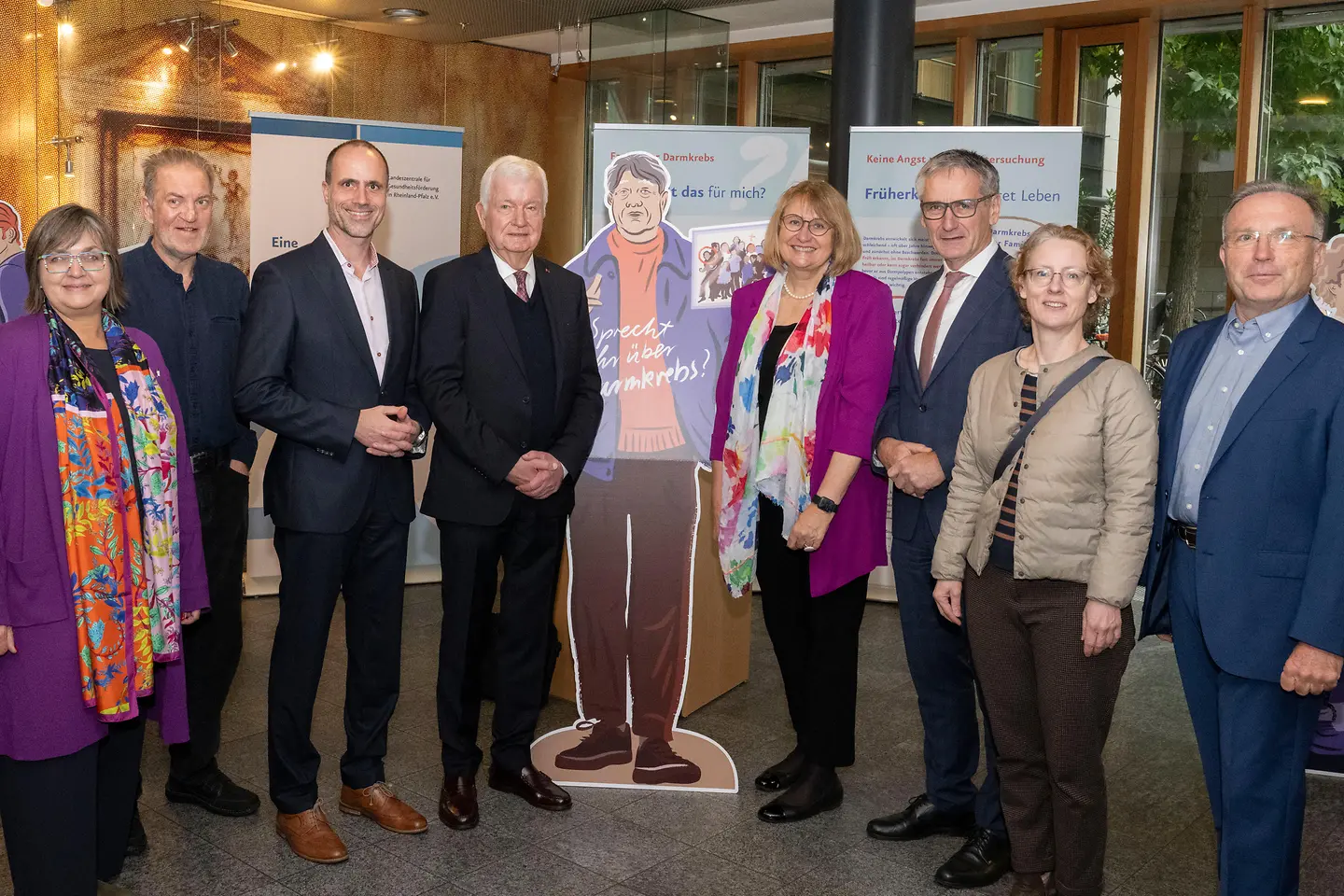 Rednerinnen und Redner der Eröffnung stehen im Abgeordnetenhaus in Mainz.