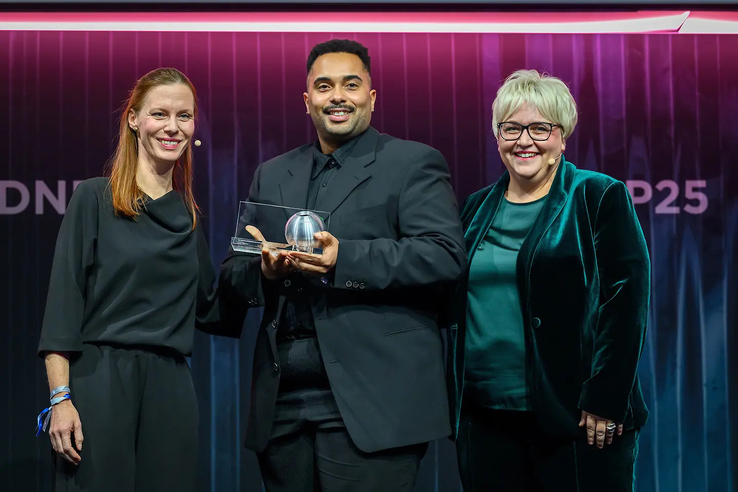 Preisübergabe durch Kerstin Blum an Projekt „Empowerment für Diversität“
