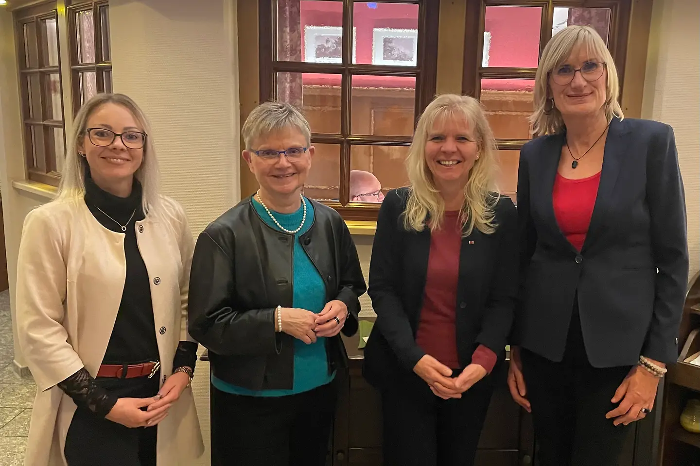 Vier Frauen bei einer Veranstaltung