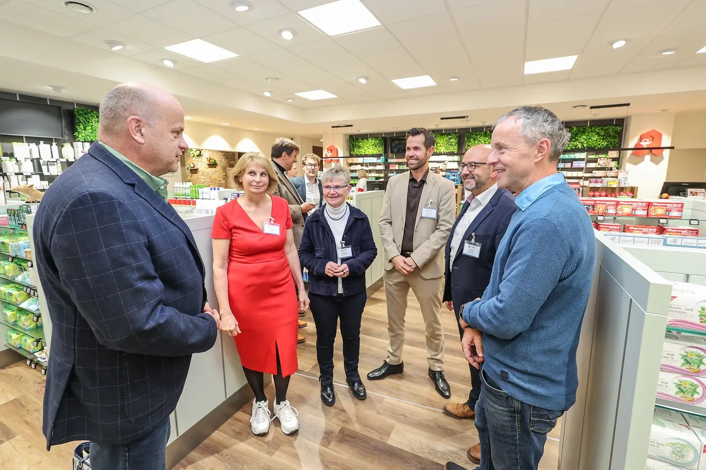 Vertreterinnen und Vertreter aus Gesundheitsbranche, Wirtschaft und Politik in Hohenmölsen.