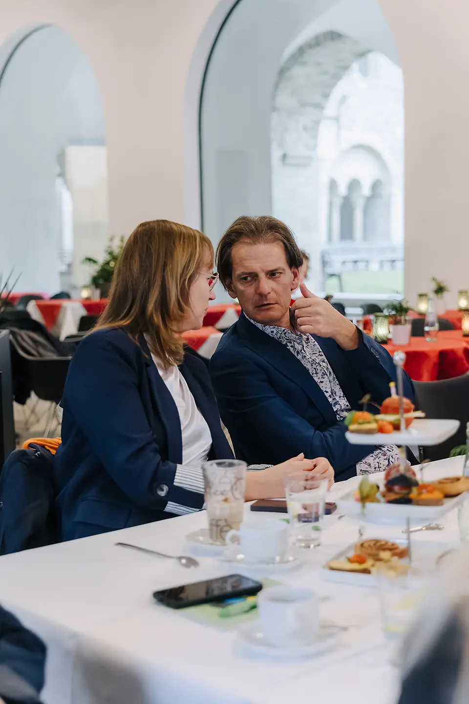 Die Fraktionsvorsitzende der Linken Eva von Angern im Gespräch mit Stefan Gebhardt.