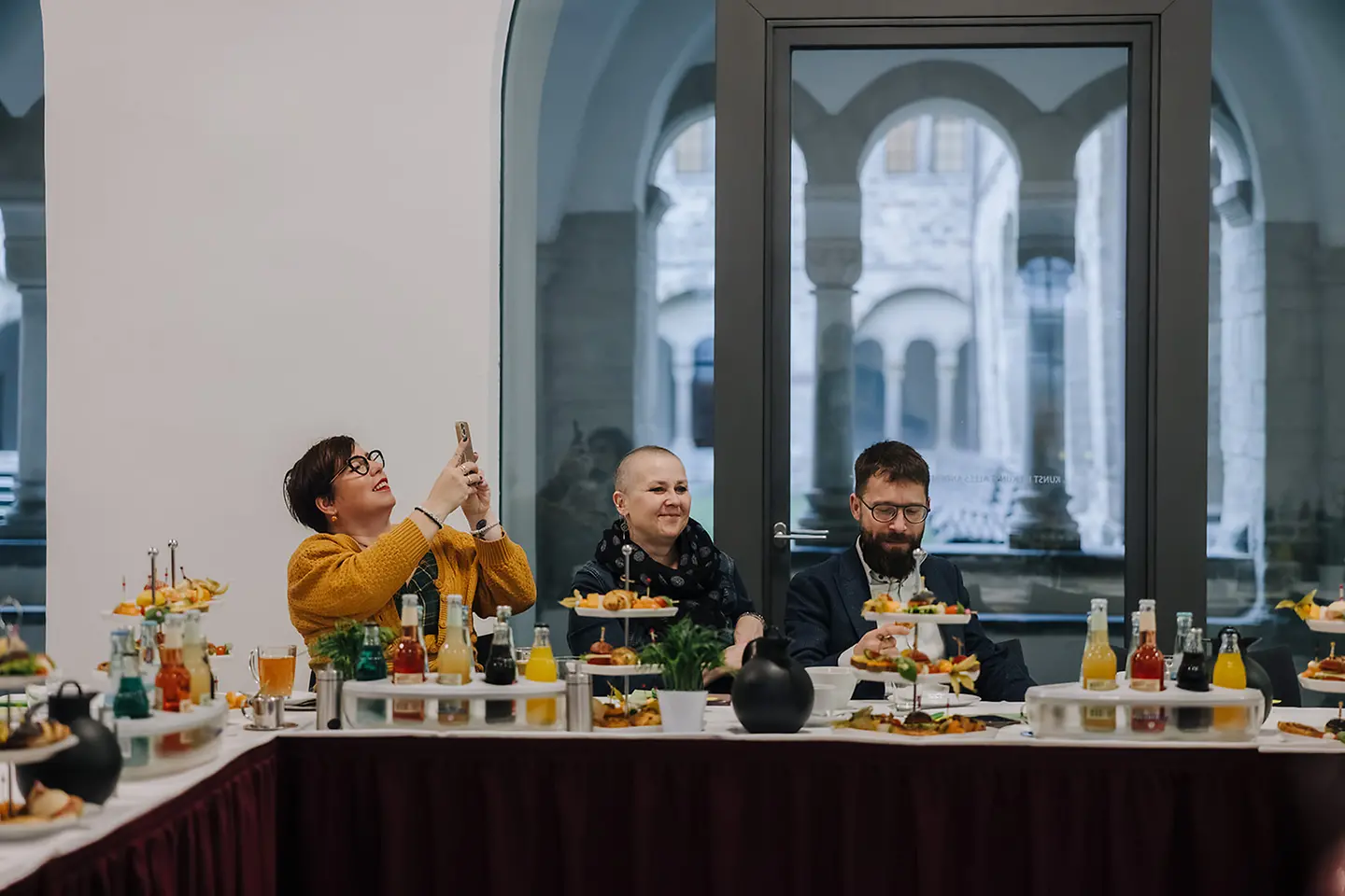 Eine Frau macht ein Foto mit dem Handy.