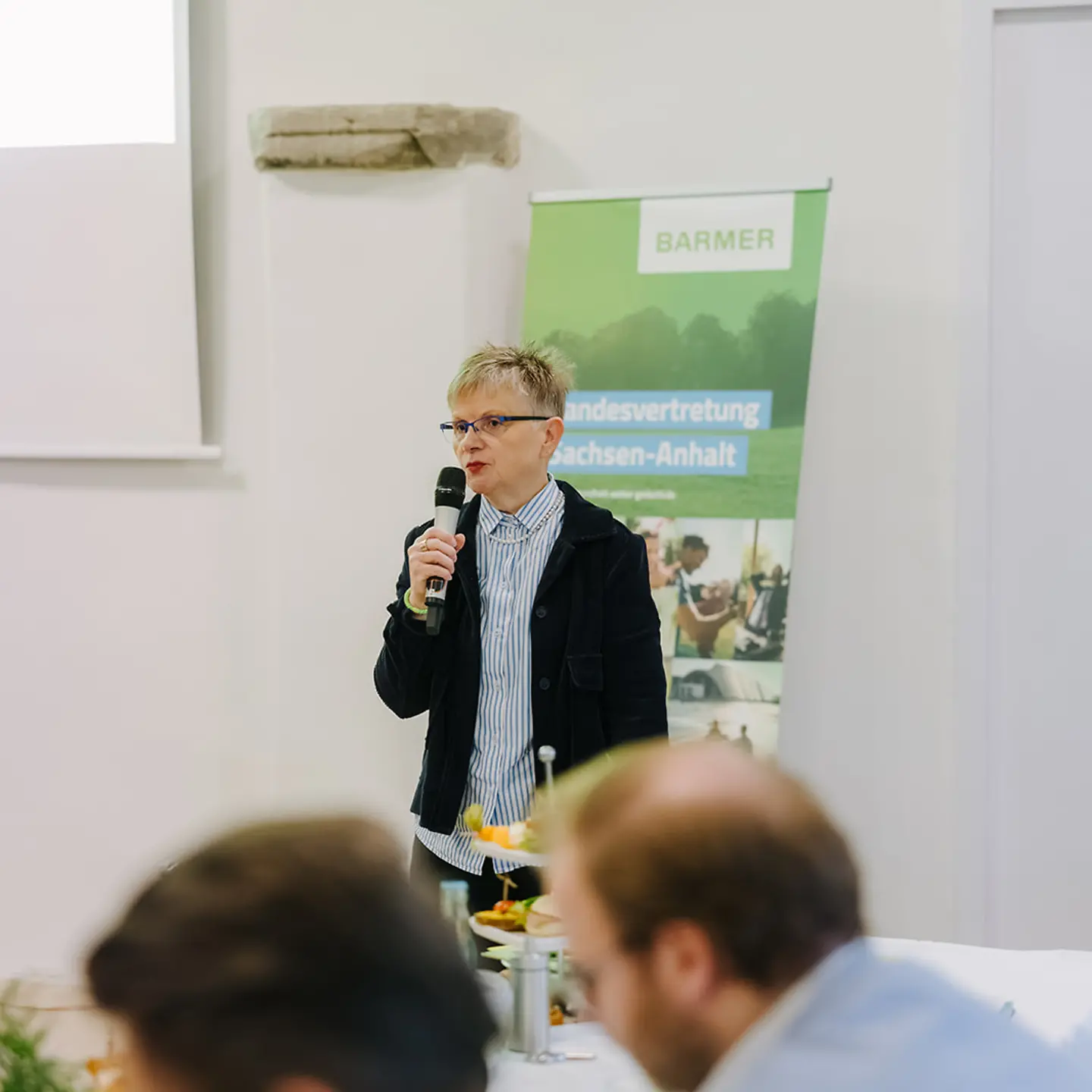 Barmer-Landesgeschäftsführerin Birgit Dziuk mit Mikrofon.