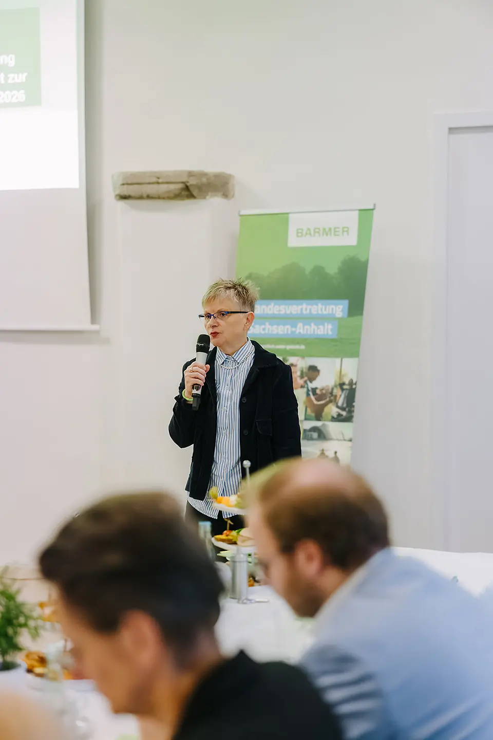 Barmer-Landesgeschäftsführerin Birgit Dziuk mit Mikrofon.