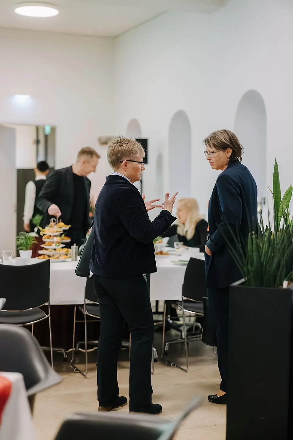 Barmer-Landesgeschäftsführerin Birgit Dziuk im Gespräch mit der SPD-Fraktionsvorsitzenden Dr. Katja Pähle.
