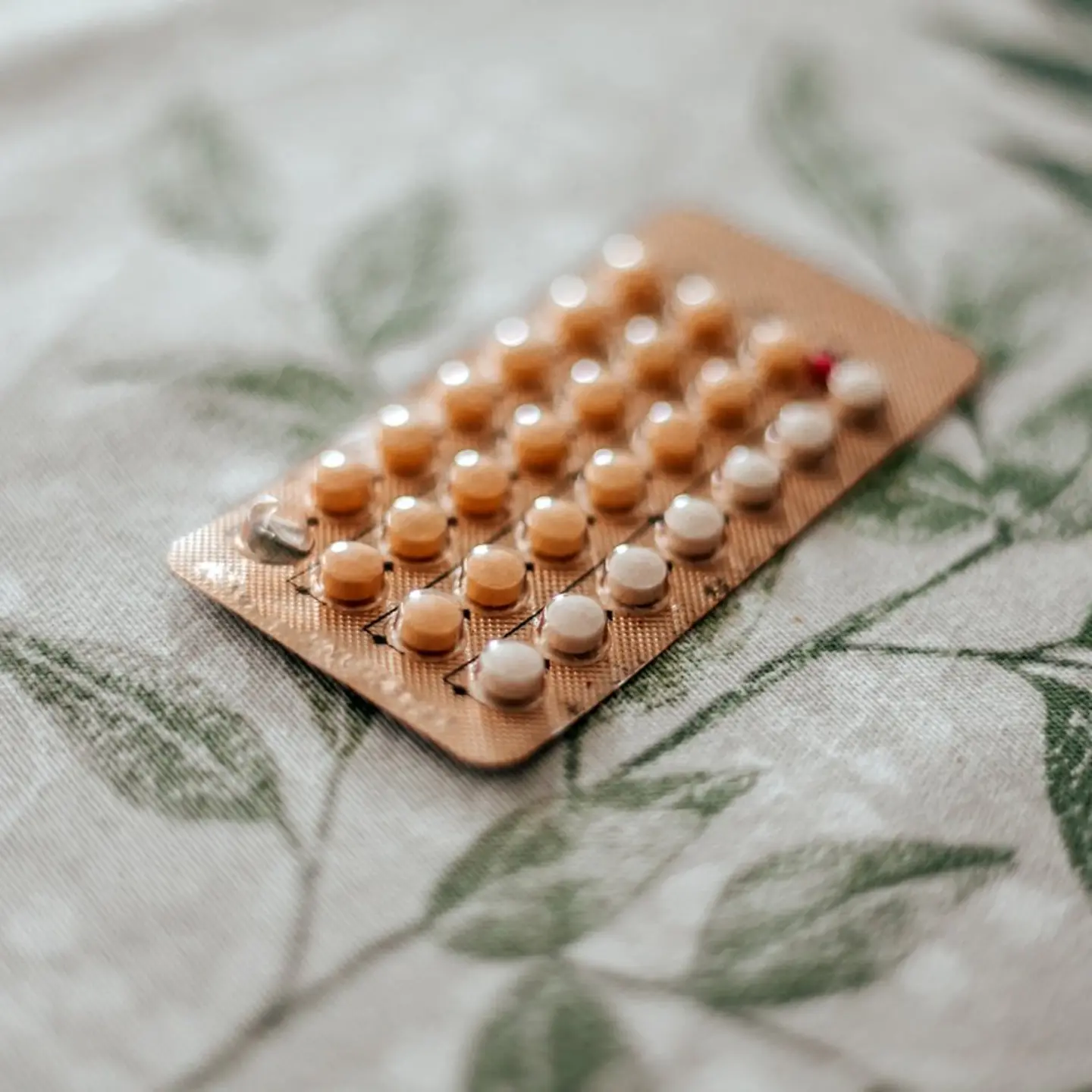 Medikamentenpackung auf einem Tuch