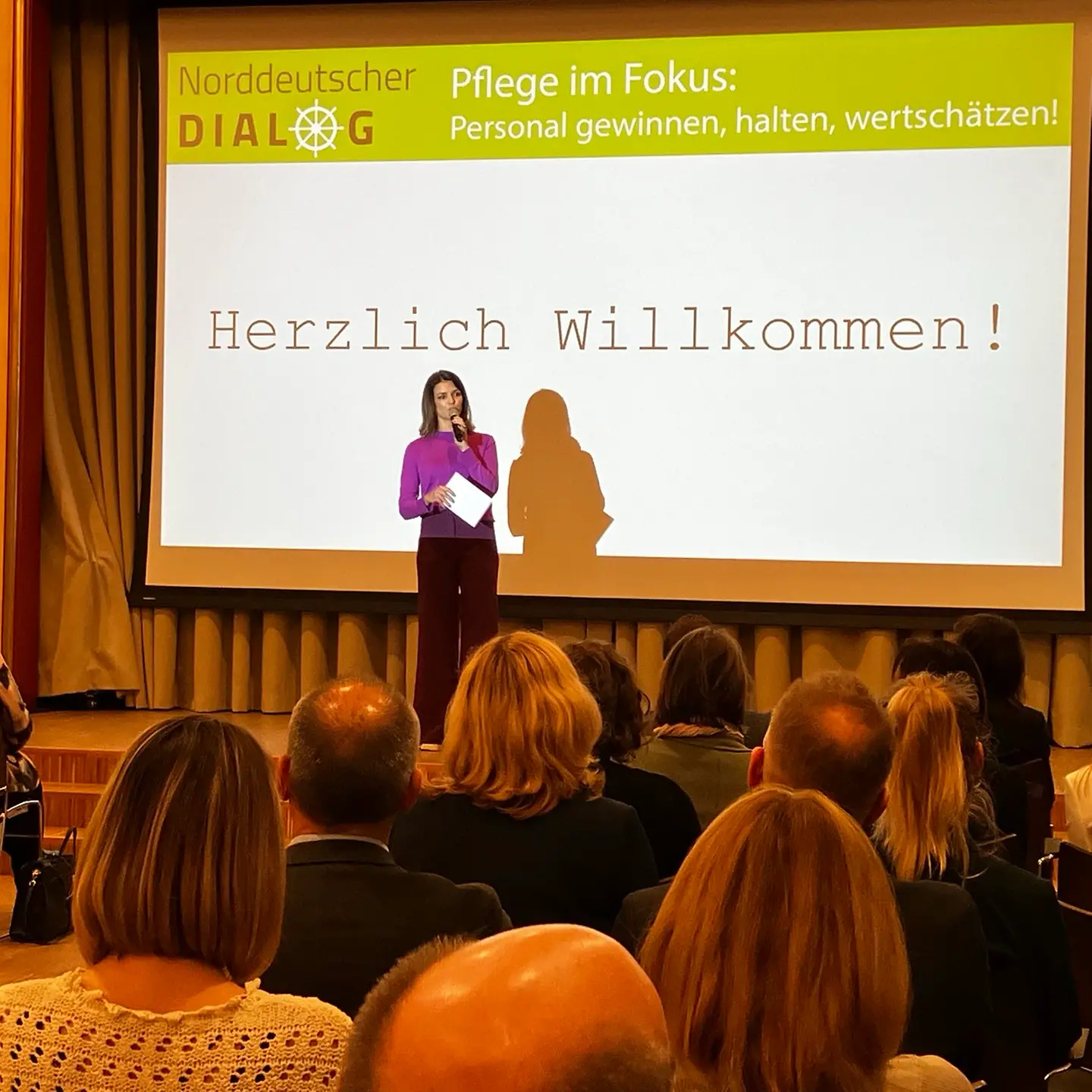 Moderatorin Frauke Rauner eröffnet den Norddeutschen Dialog der Barmer MV in Schwerin.