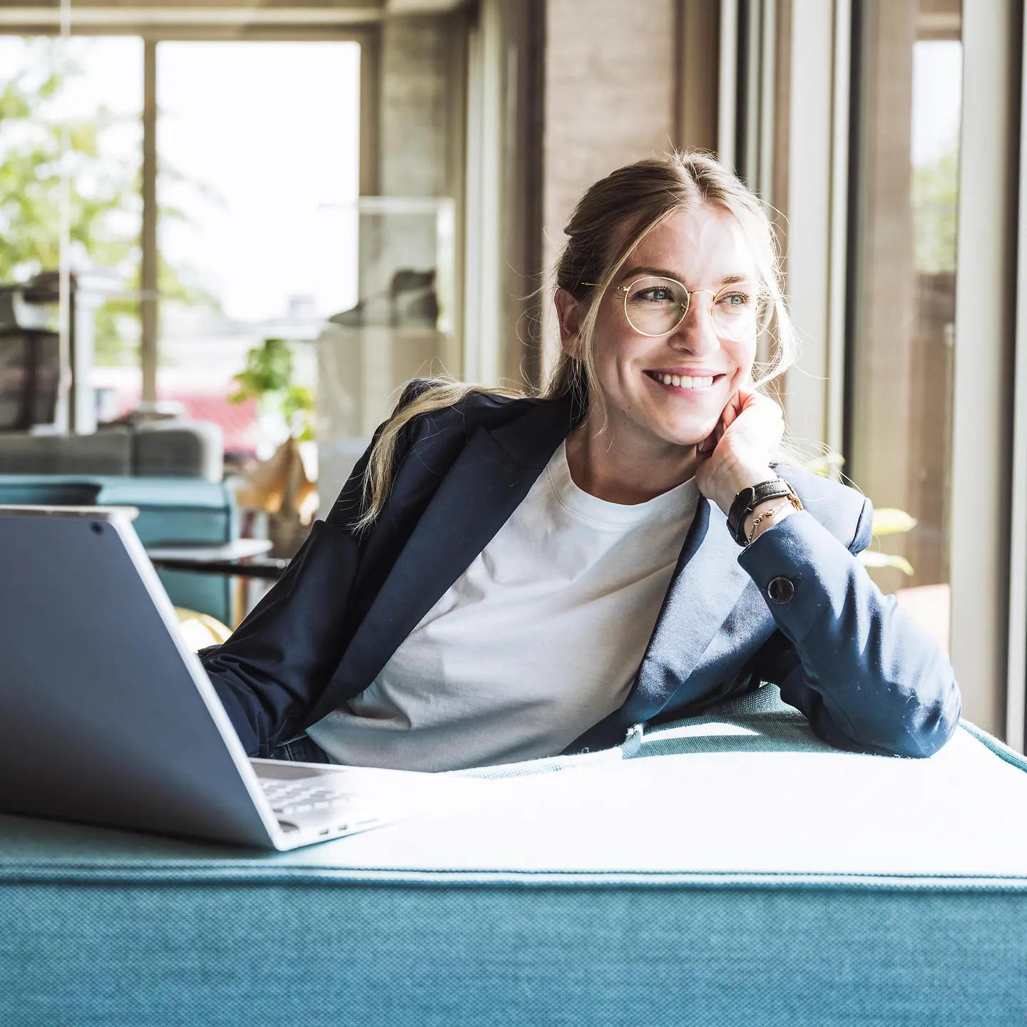 Eine Frau steht vor atemberaubender Bergkulisse und vollzieht Yoga