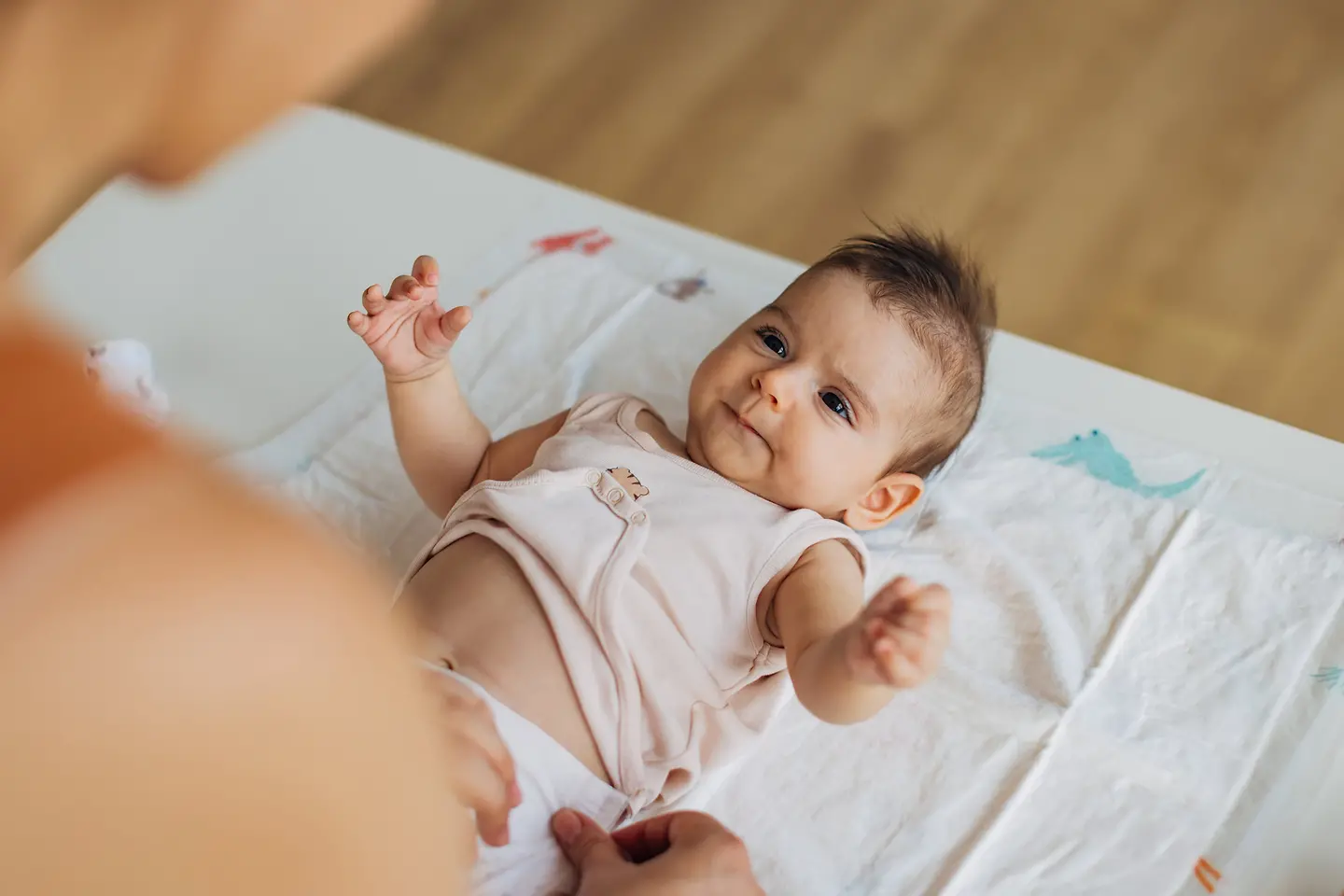 Mutter wickelt ihr süßes Baby 