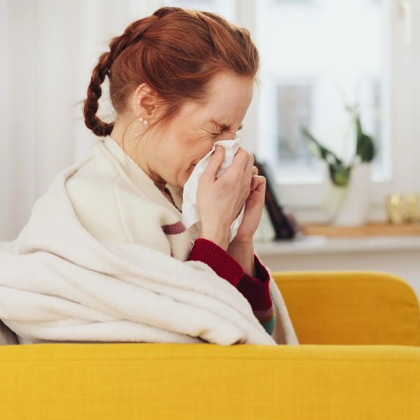 Schnupfen Frau mit Taschentuch