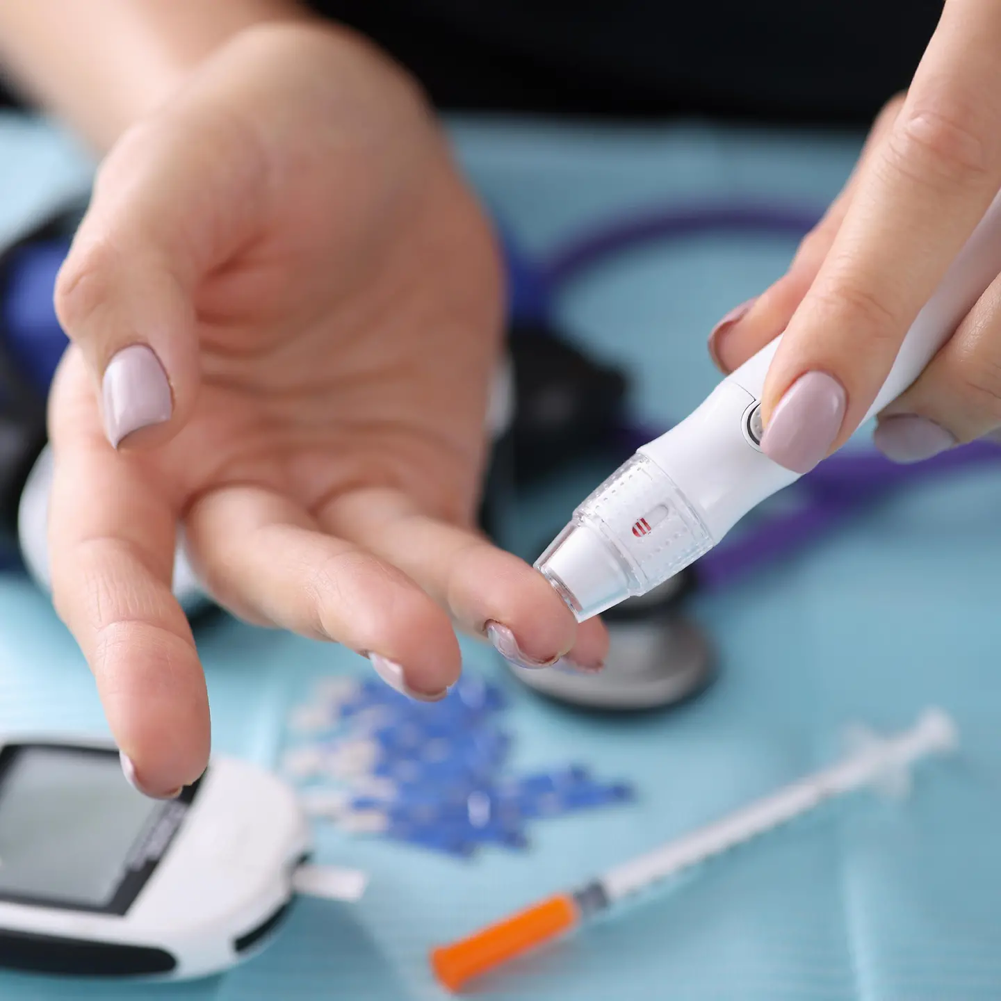 Zu sehen ist eine Person, die ihren Blutzuckerspiegel misst