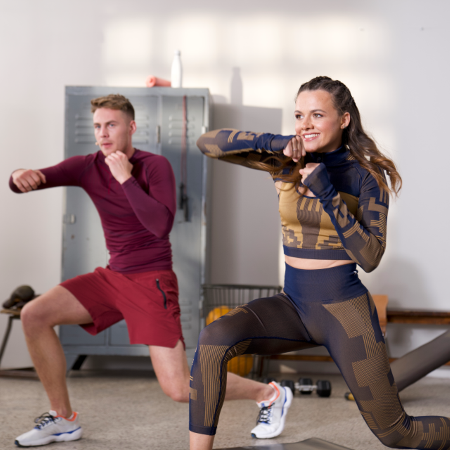 Junger-Mann-und-junge-Frau trainieren am Boxsack