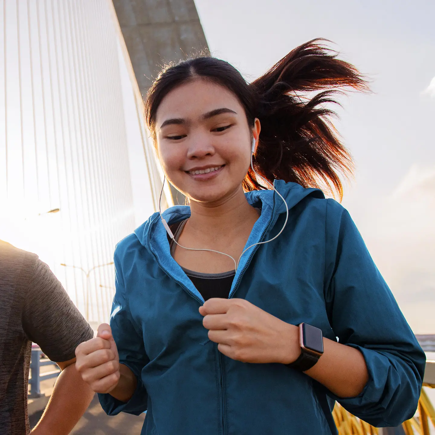 Junges Paar joggt über eine Brücke