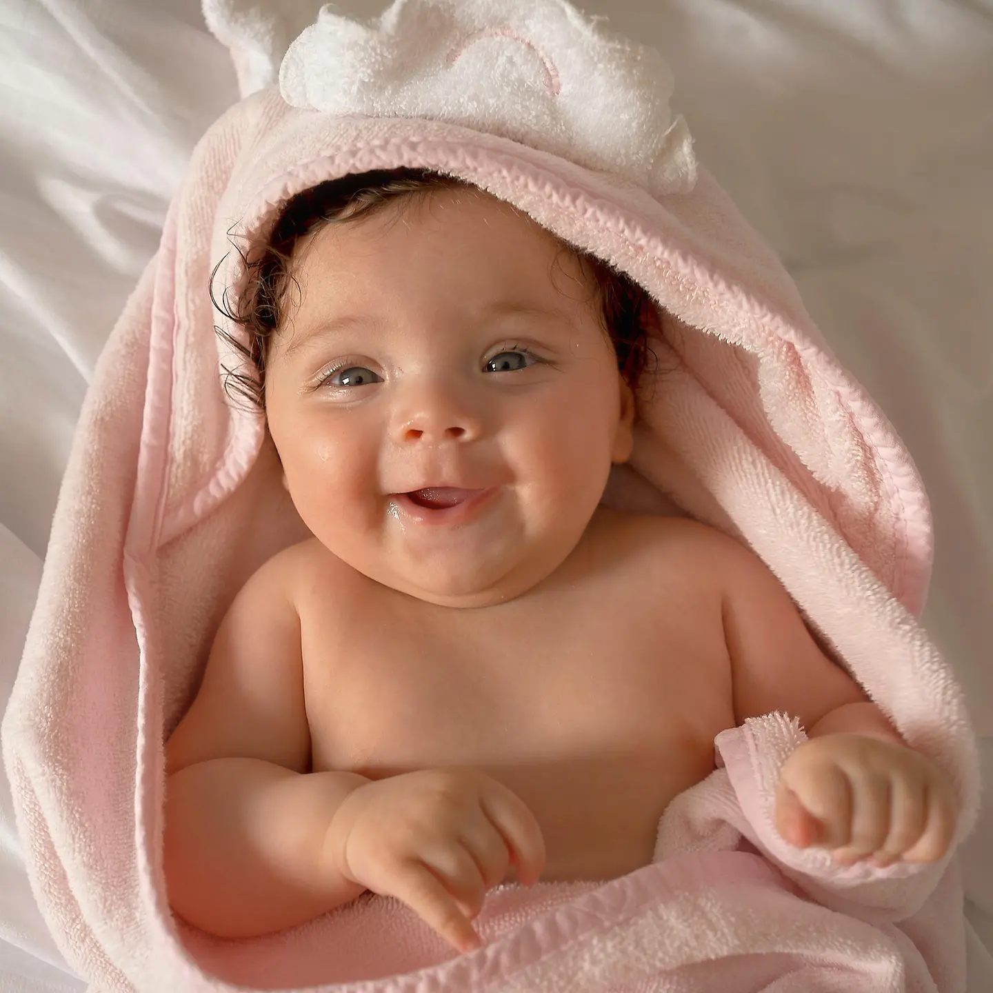 Ein Baby ist in ein Handtuch eingewickelt