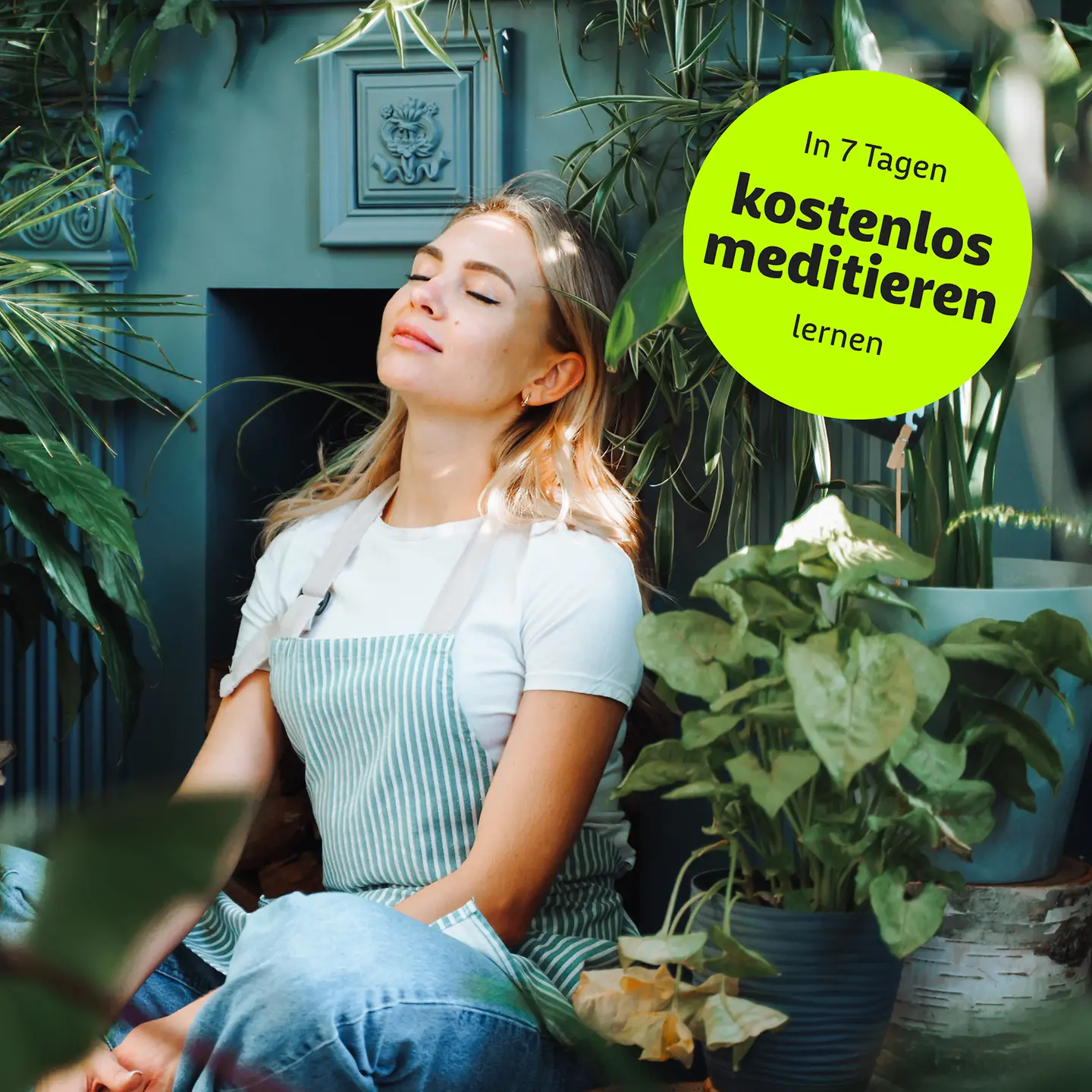 Eine junge Frau meditiert in einem Raum voller Zimmerpflanzen. Auf dem Bild ist ein gelber Störer angebracht mit dem Text "In 7 Tagen kostenlos meditieren lernen"