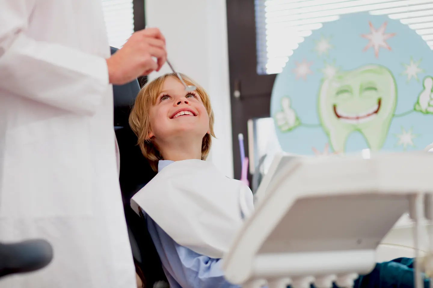 Ein Junge sitzt im Zahnarztstuhl zur Untersuchung
