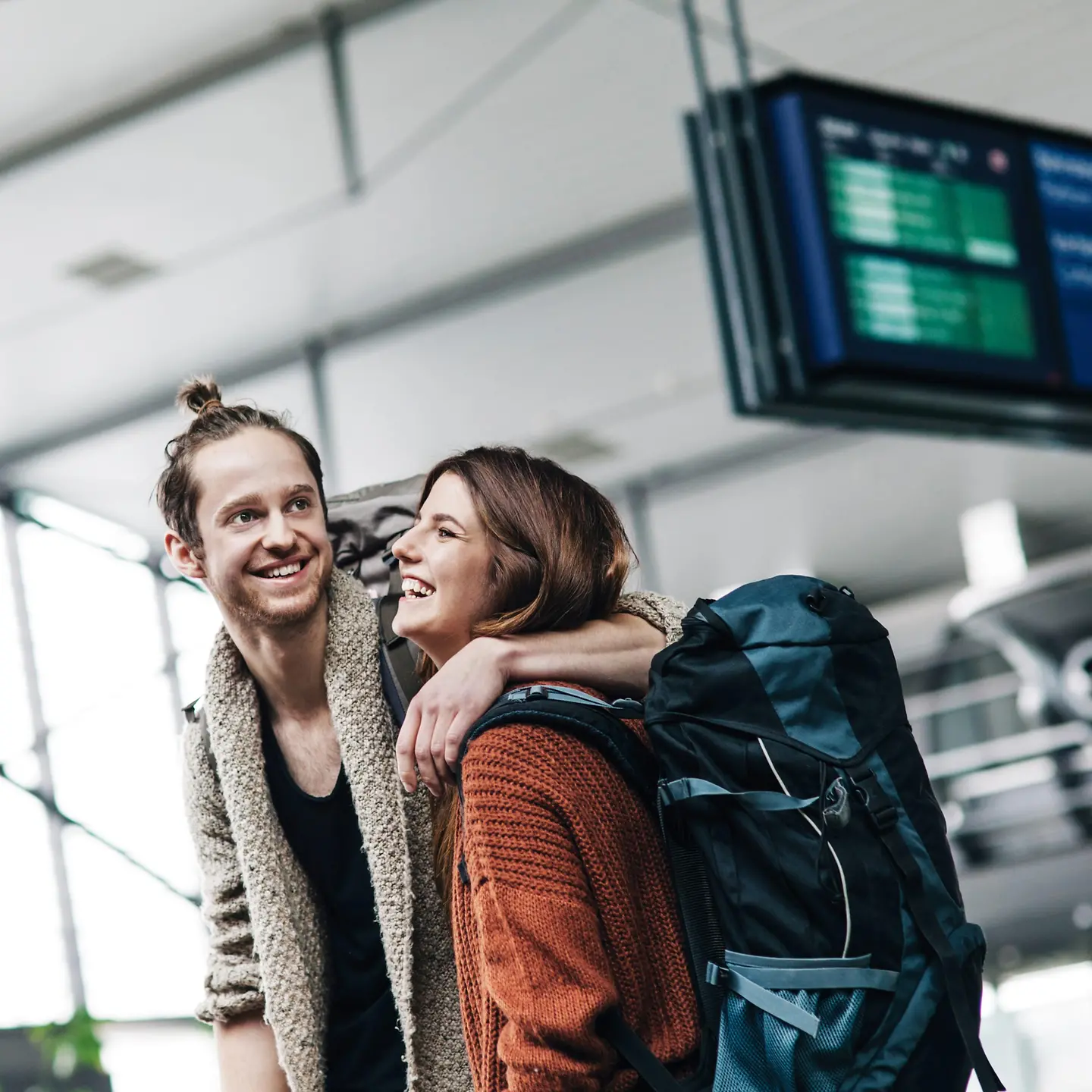 Ein junges Paar an einem Flughafen