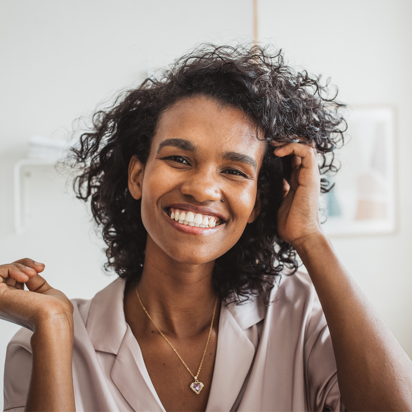 Junge Frau lächelt in die Kamera