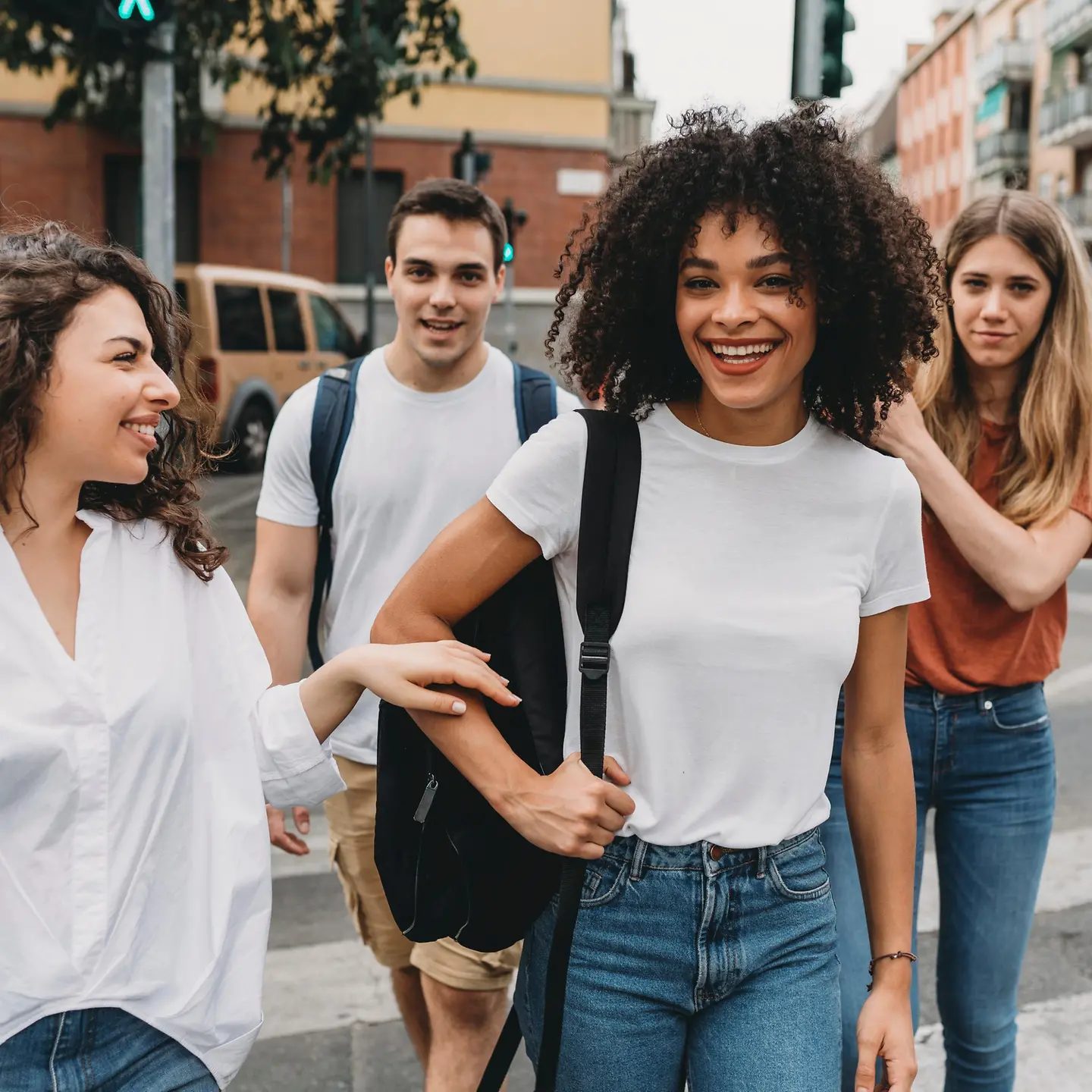 Gruppe von Freunden, die zusammen in der Stadt spazieren gehen