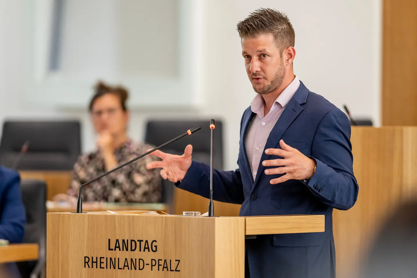 Steven Wink steht am Rednerpult des rheinland-pfälzischen Landtags.