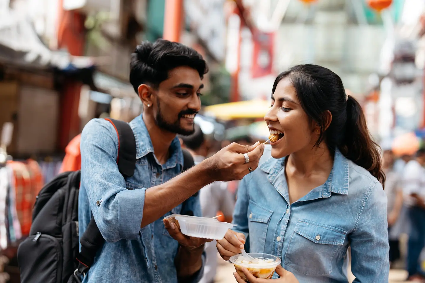 Ein Paar teilt und isst Streetfood