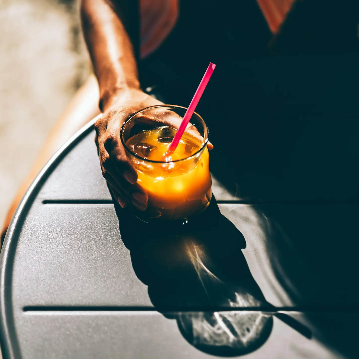 Ein Getränk mit Eiswürfeln und einem Strohhalm
