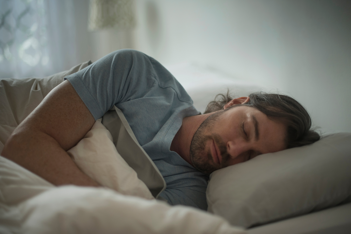 Schlafender Mann im Bett