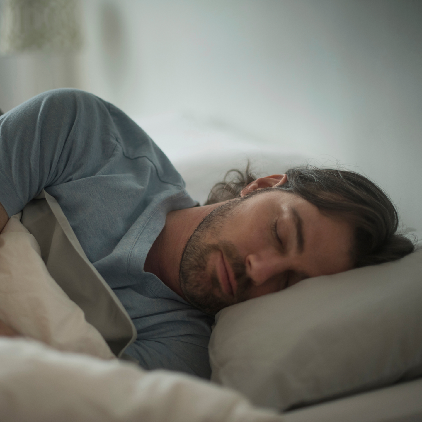 Schlafender Mann im Bett