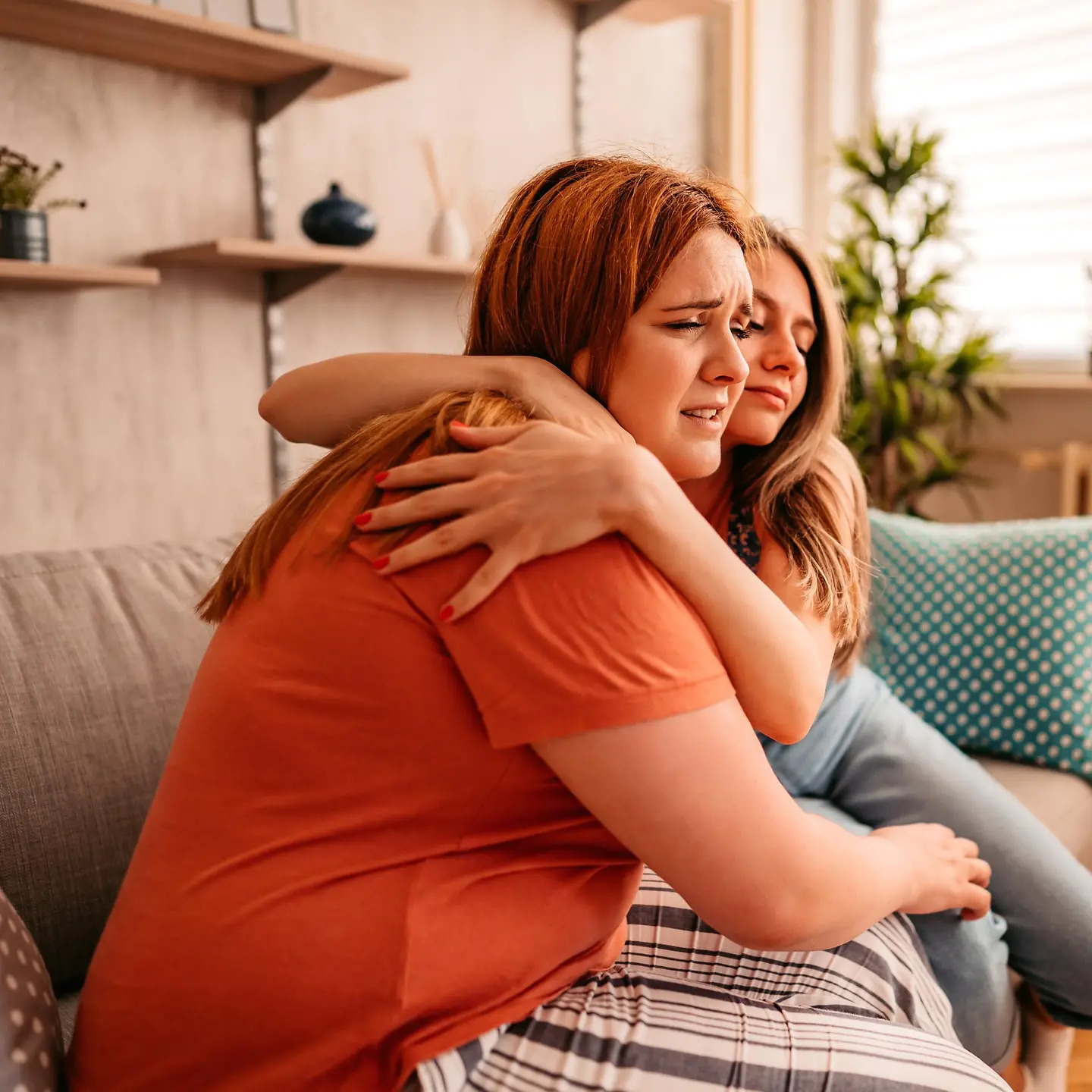 Eine Frau tröstet ihre beste Freundin.