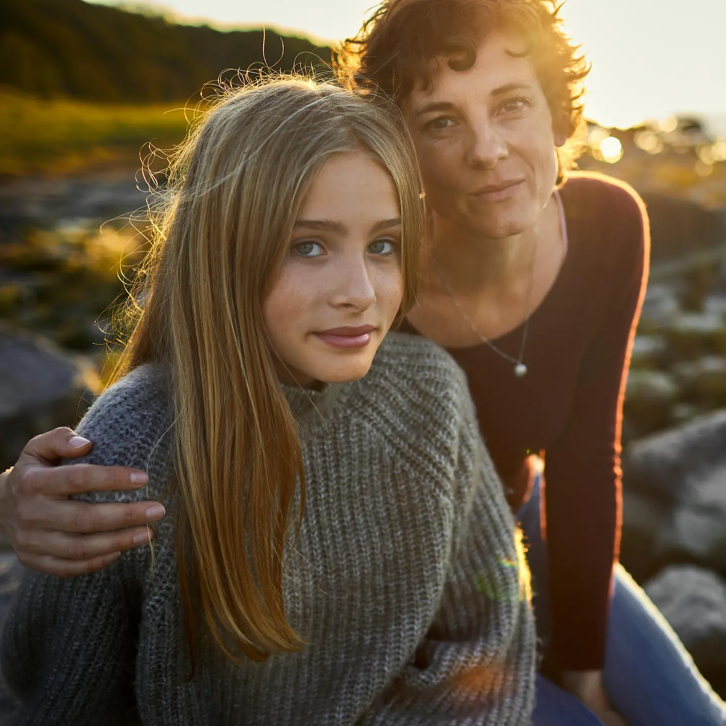 Eine Mutter tröstet ihre trauernde Tochter