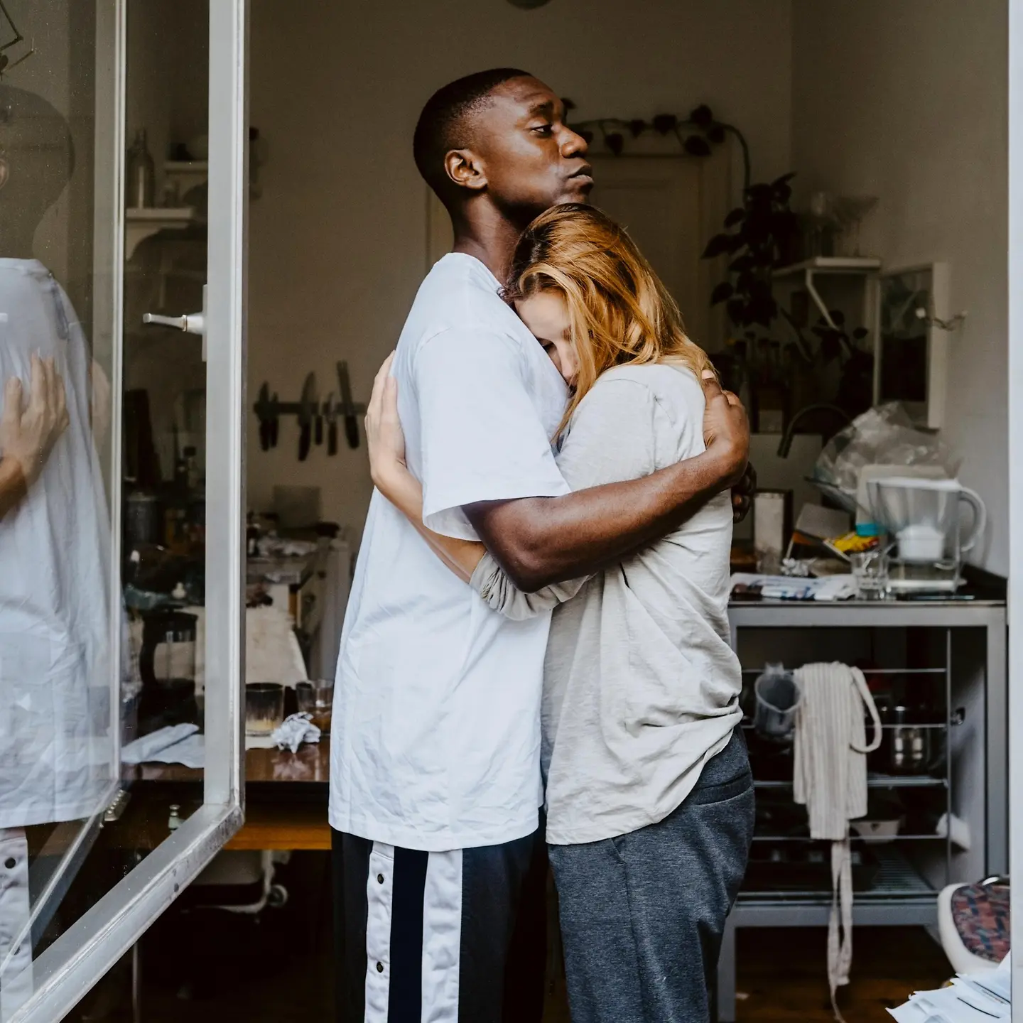 Ein junger Mann umarmt seine trauernde Freundin