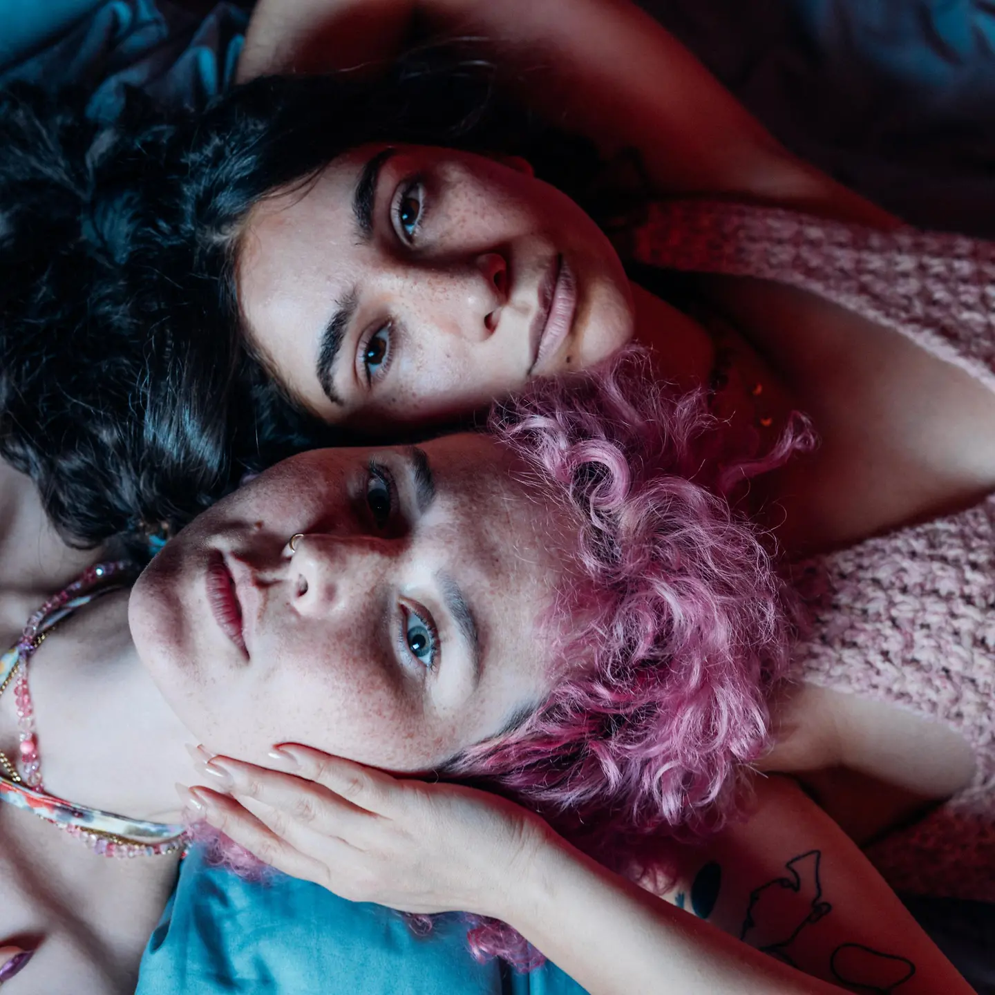 Freundinnen ruhen gemeinsam aus