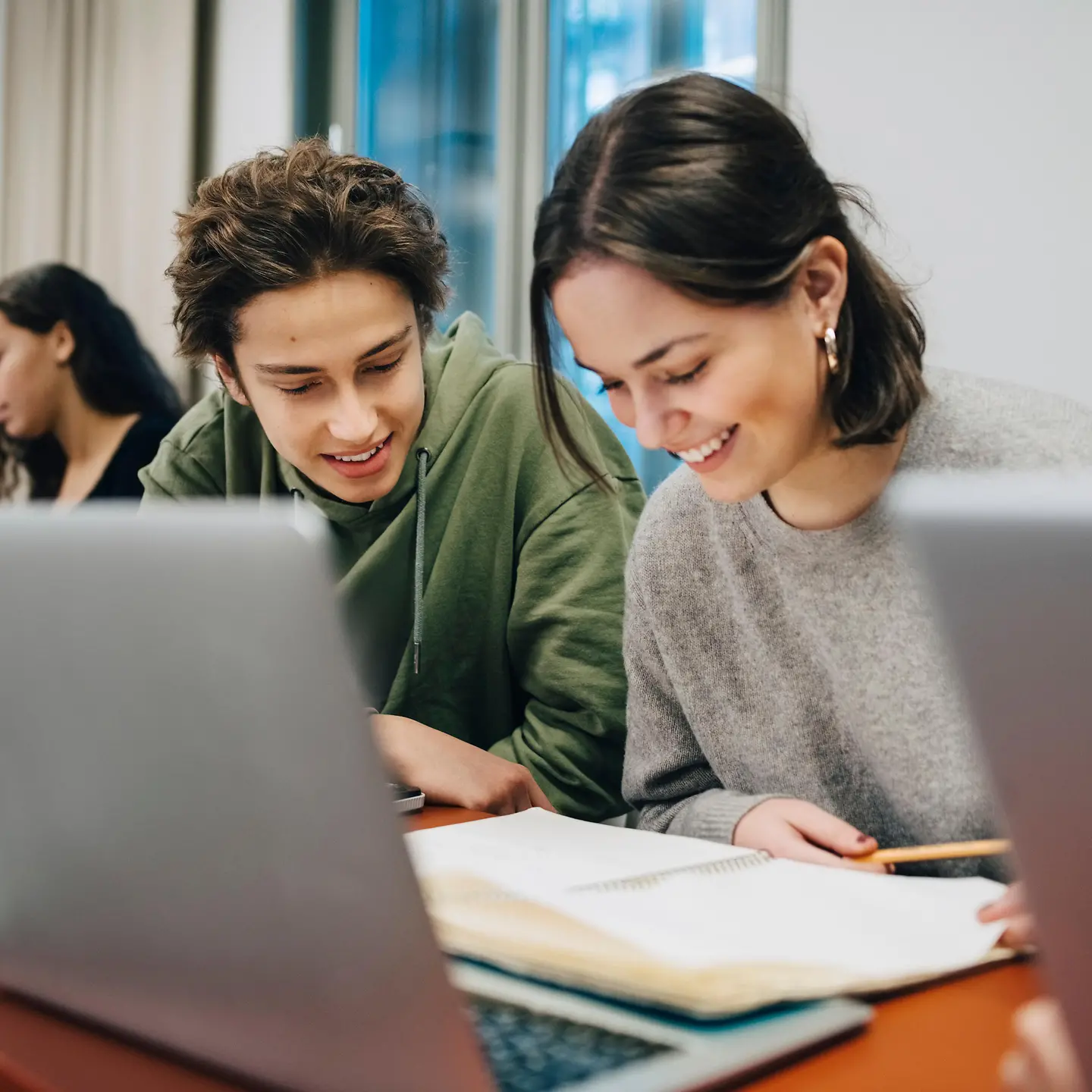 Junge Studentin mit Classmate besuchen eine Berufsakademie