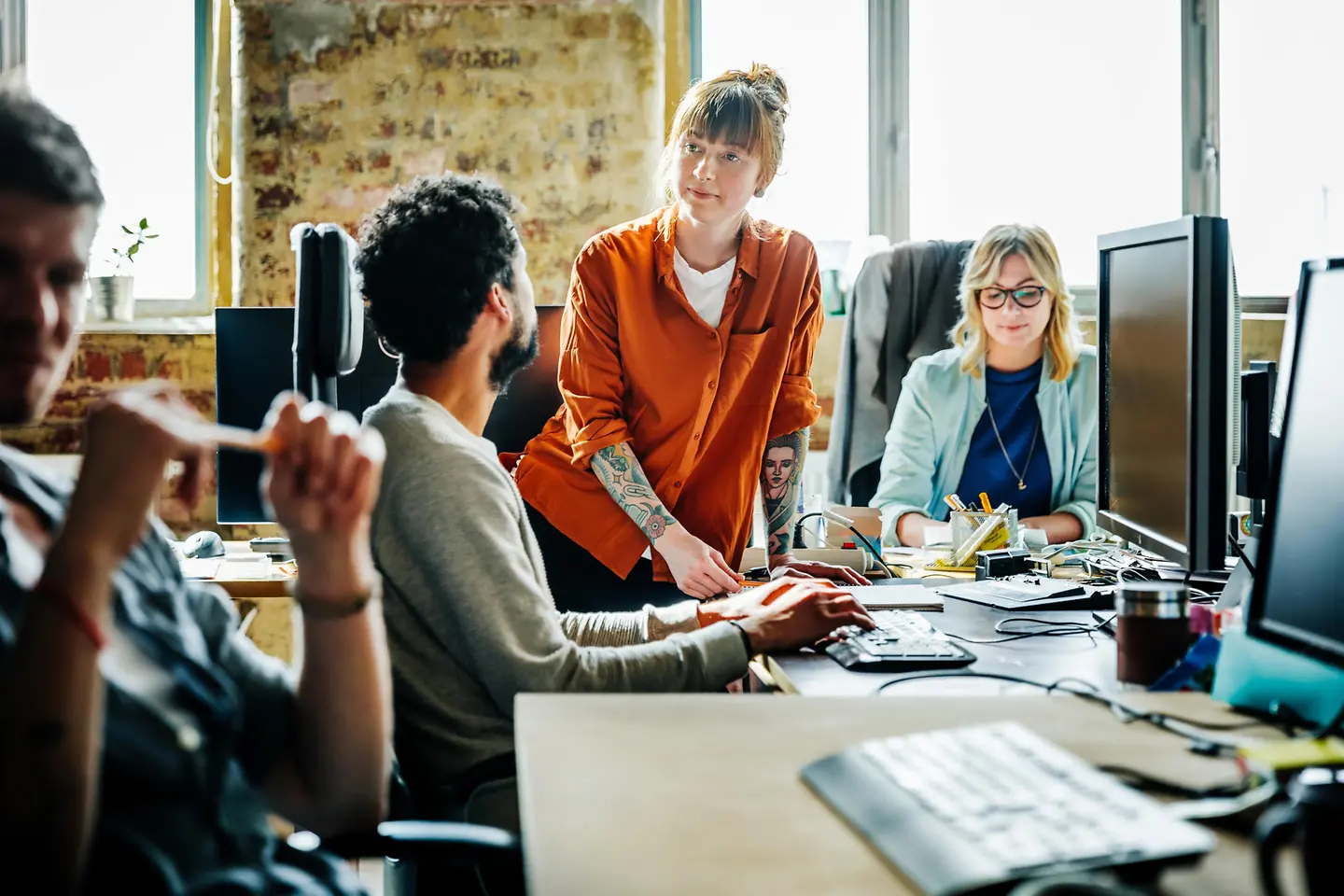 Ein junges Team bespricht sich im Büro