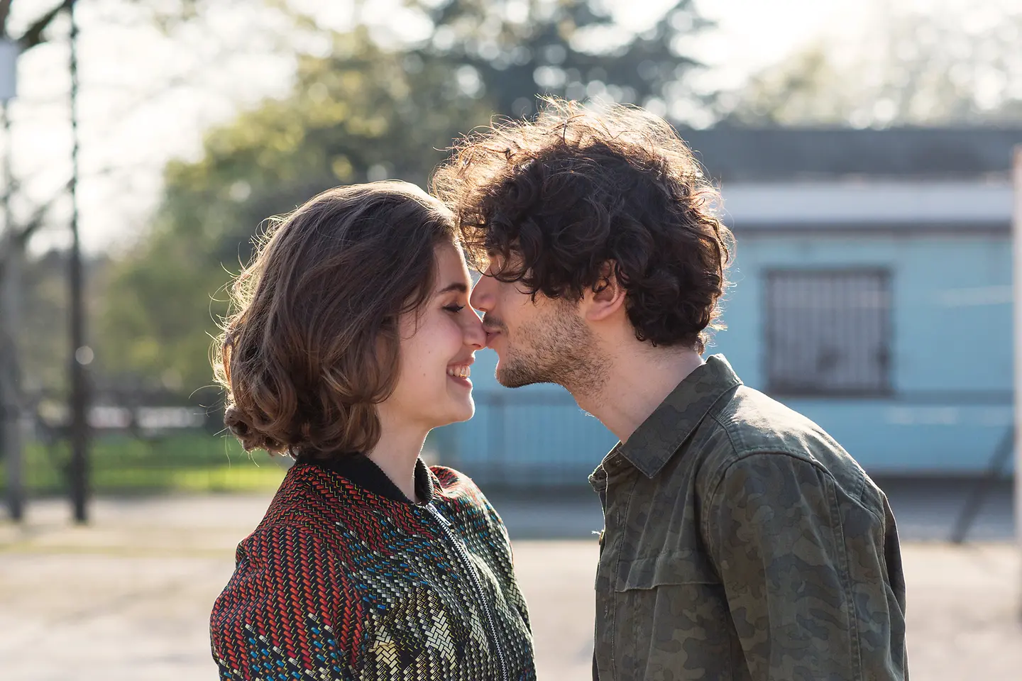 Ein junger Mann gibt einer Frau einen Kuss auf die Nase