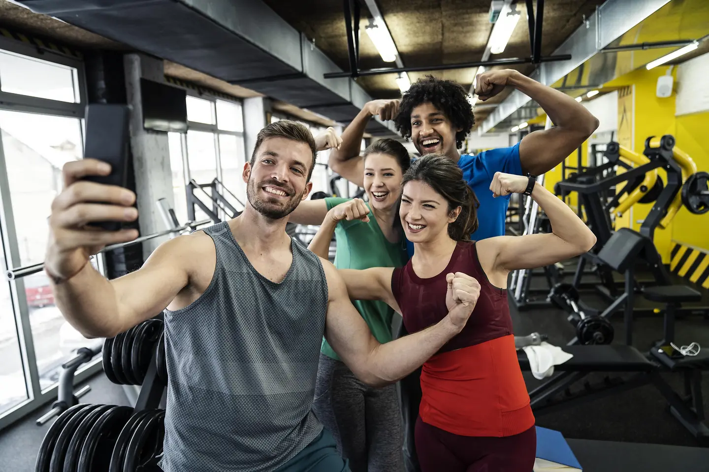 Junge sportliche Menschen im Fitnessstudio machen eine Selfie
