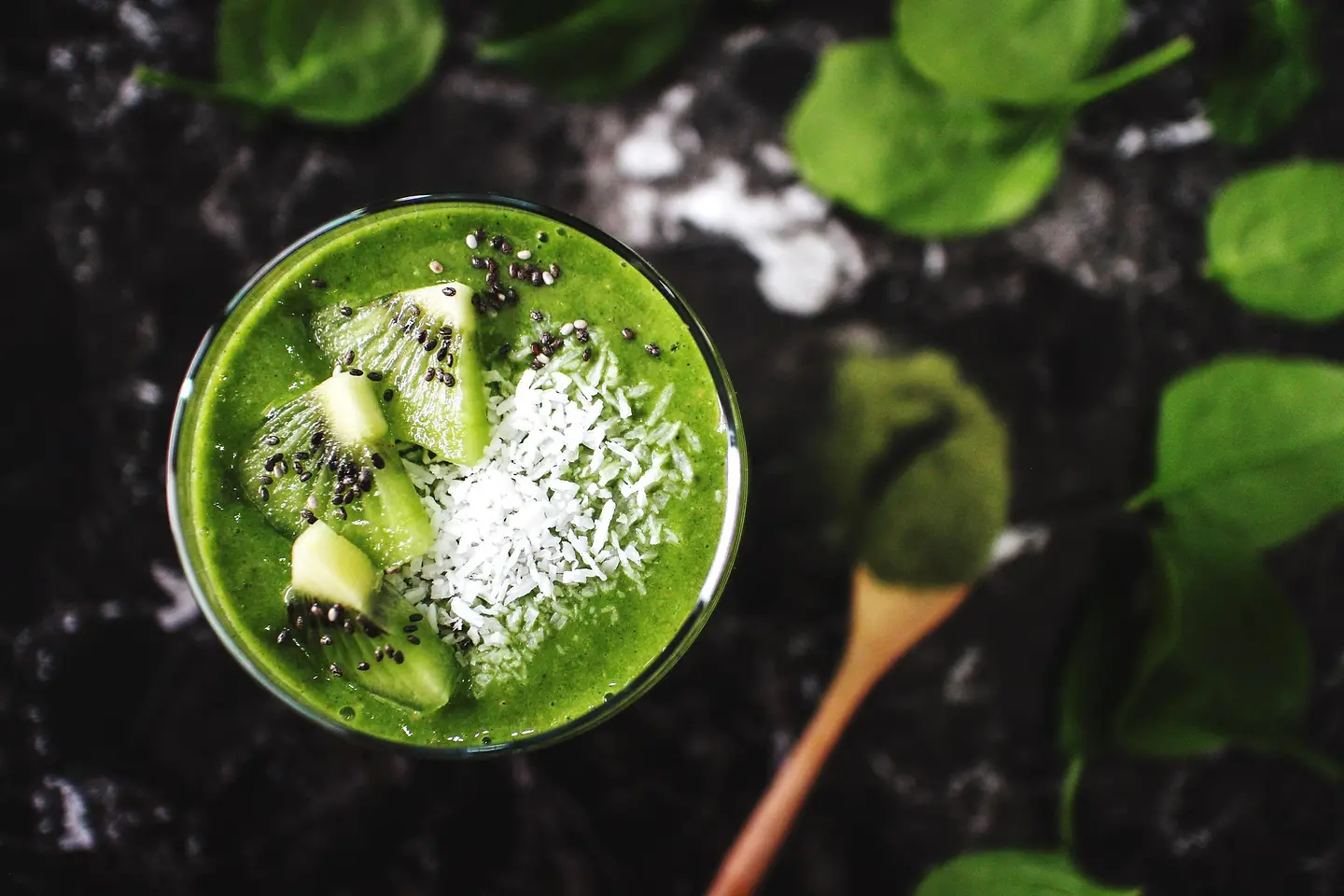 Smoothie mit Kiwi von oben