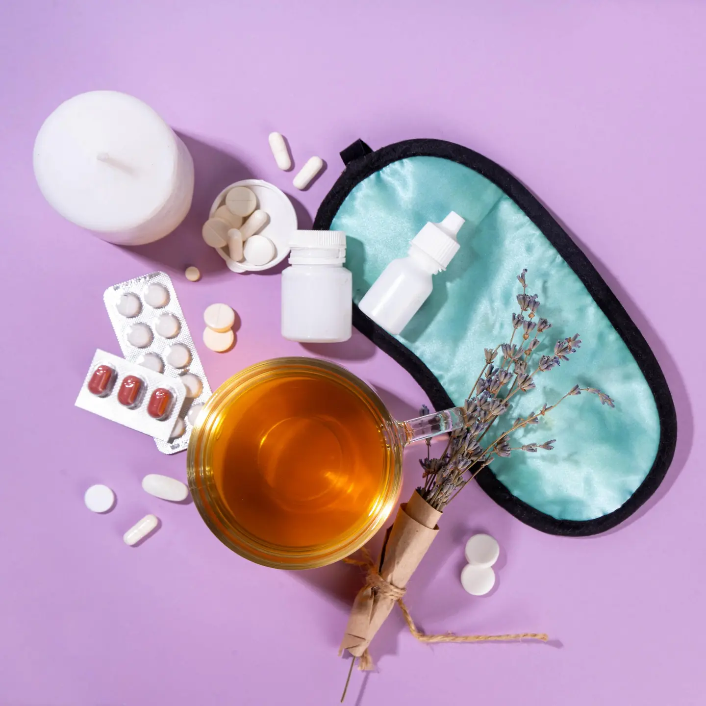 Hilfsmittel bei Schlafproblemen: Schlafmaske, Lavendel, Tee und Medikamente