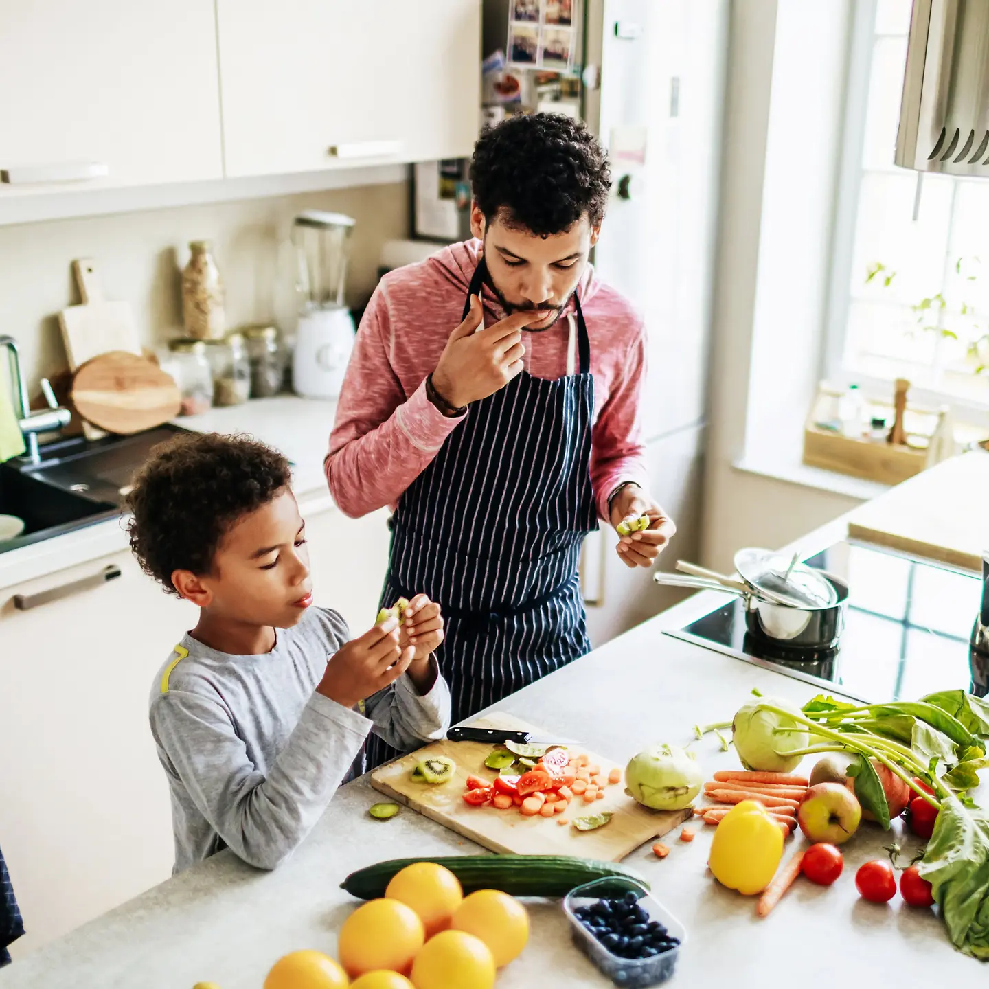 Vater und Sohn kochen zusammen