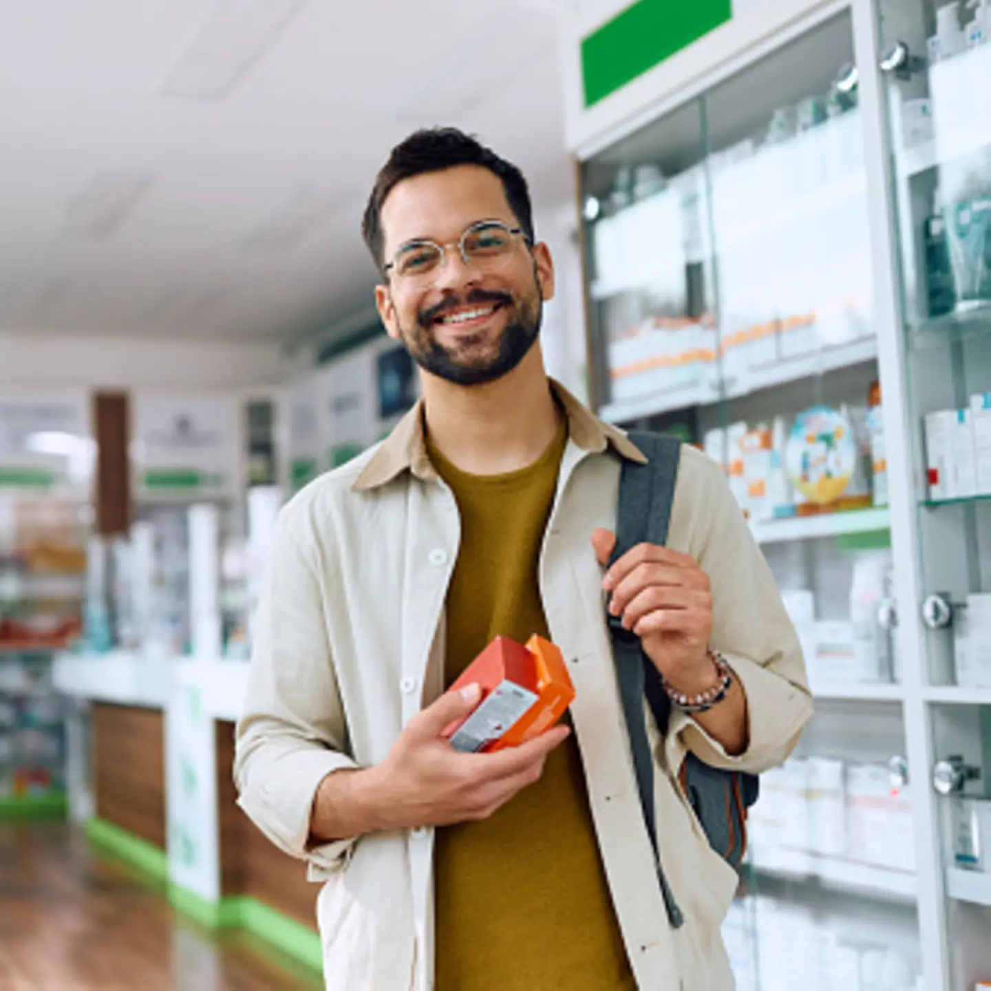 Kunde hält Medikamente in der Apotheke