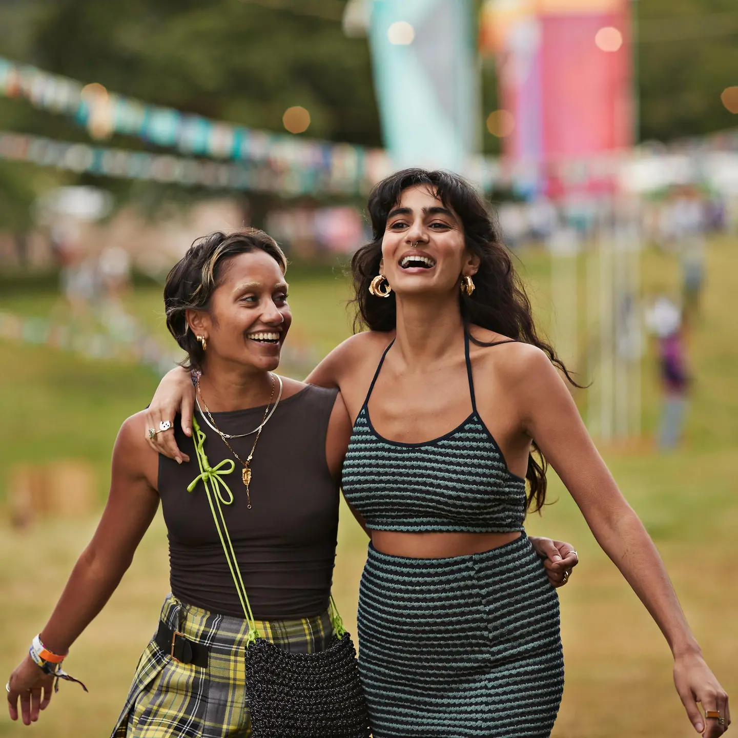 Zwei Freundinnen bei einem Festival