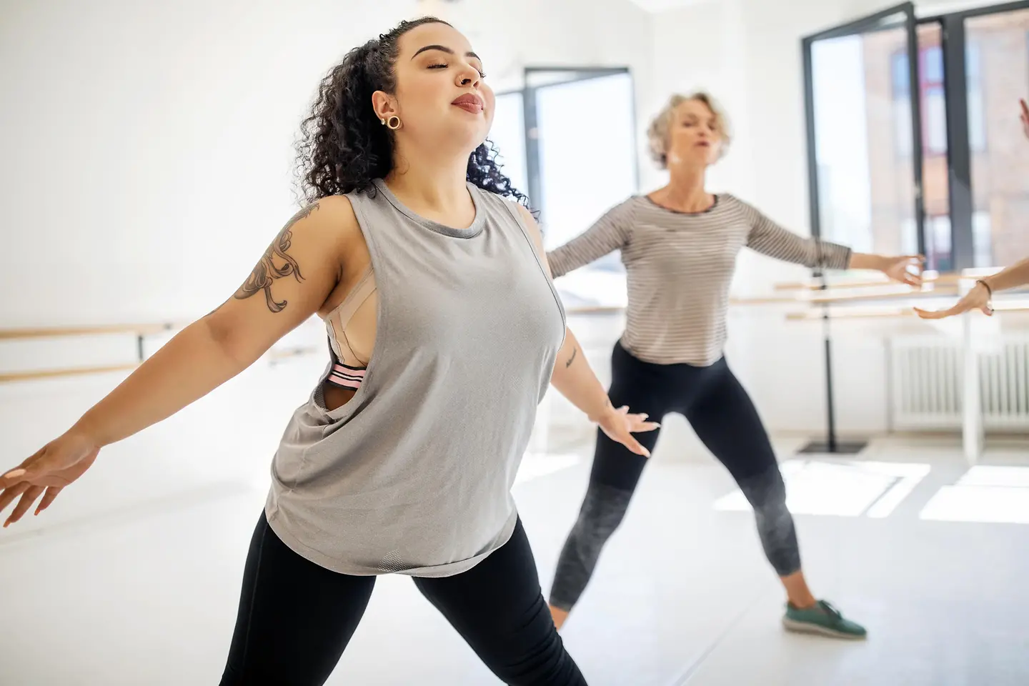 Frauen machen Sport im Tanzstudio
